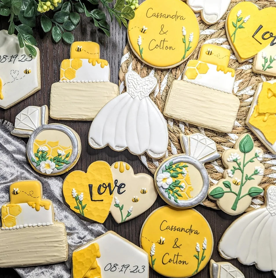 Decorative wedding cookies in yellow and white theme