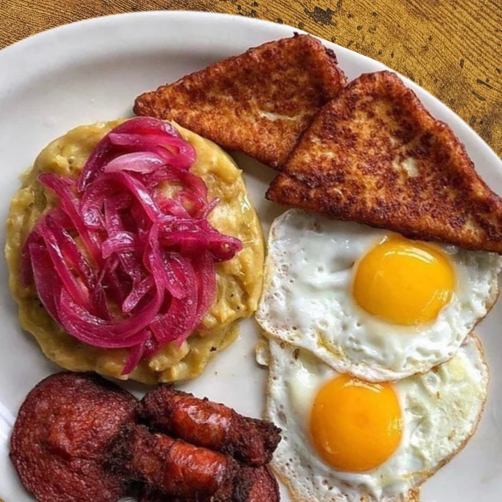 Salami, Queso Frito, Longaniza & Huevos Brunch