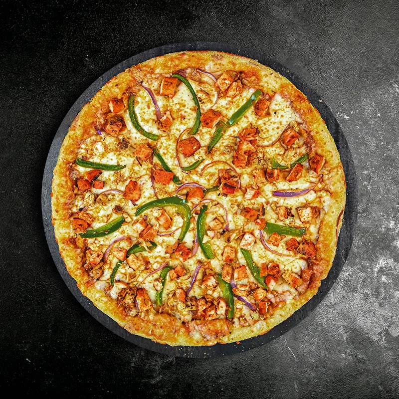 Tandoori chicken pizza with green peppers