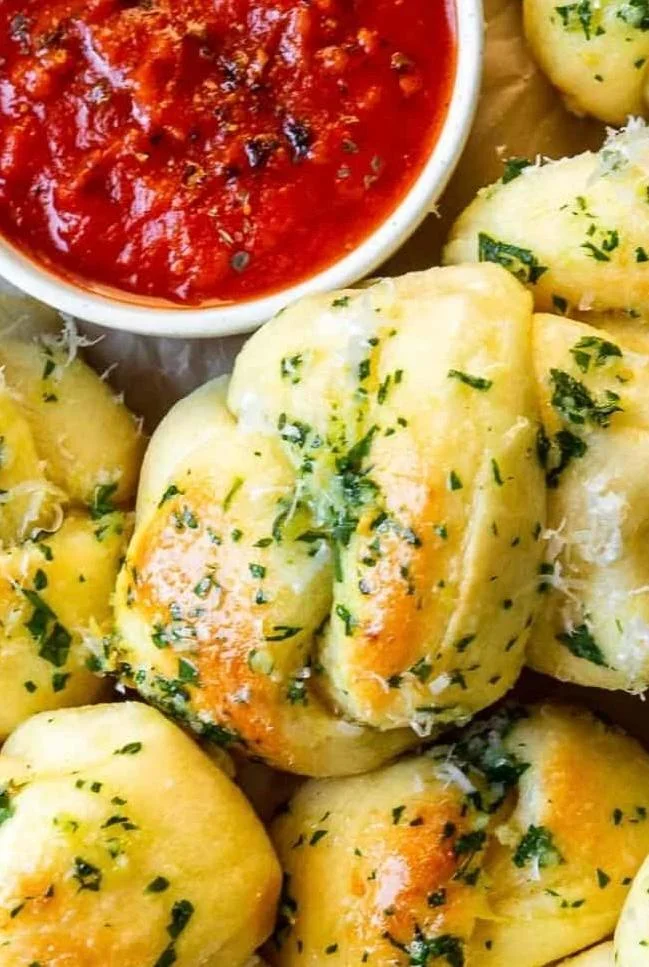 4 GARLIC KNOTS