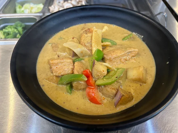 Thai green curry with vegetables and tofu