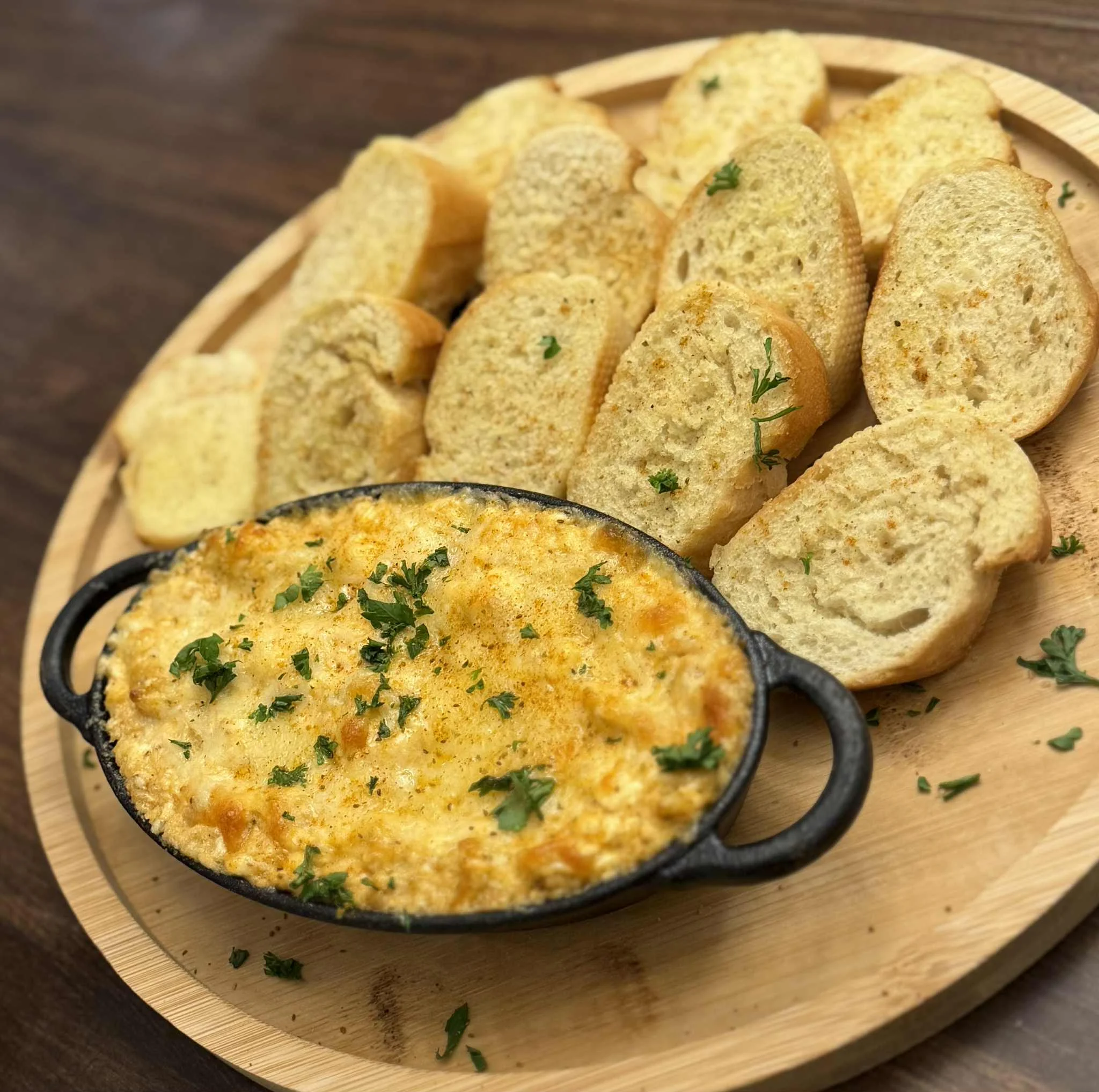 Baked macaroni and cheese with garlic bread
