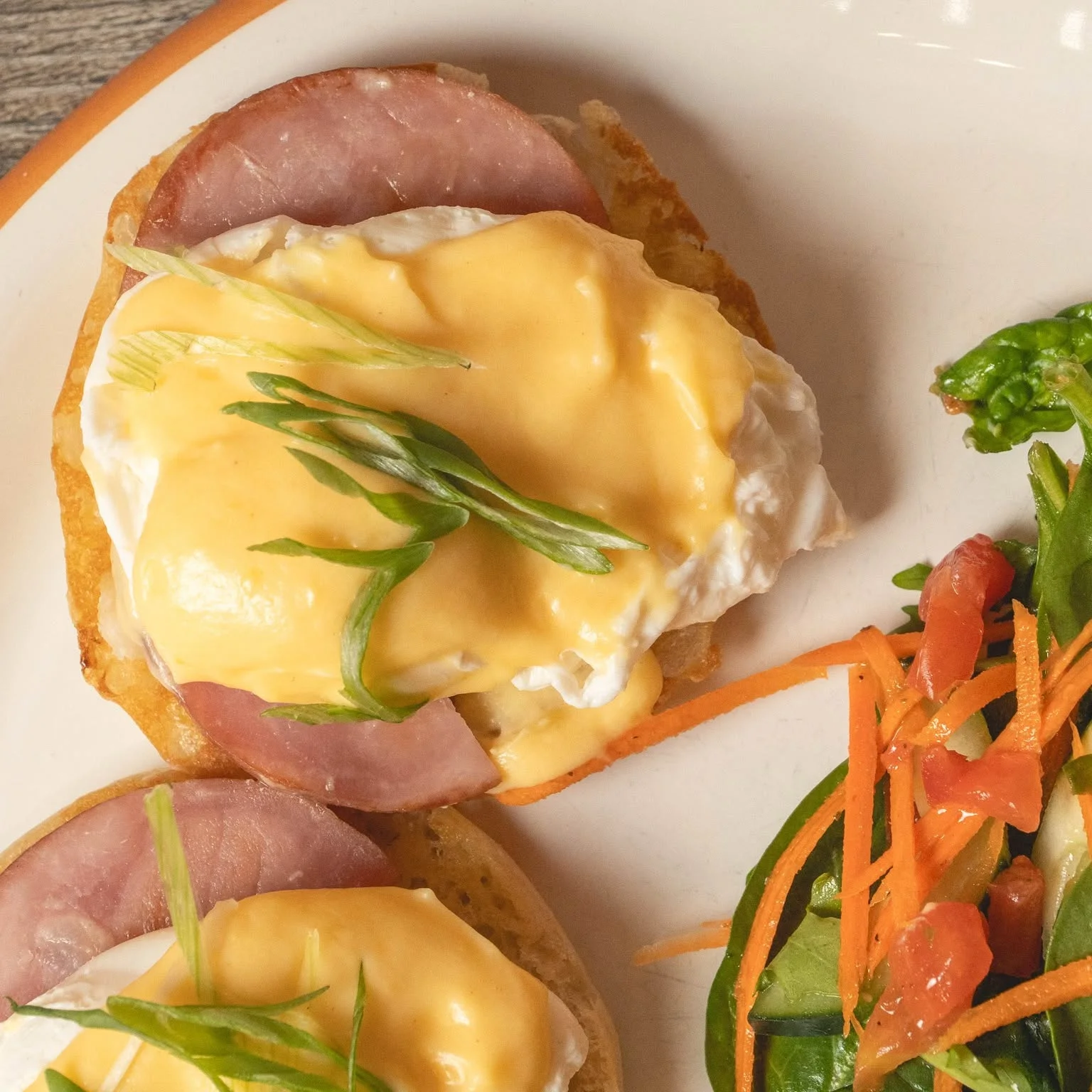Eggs Benedict with ham and hollandaise sauce