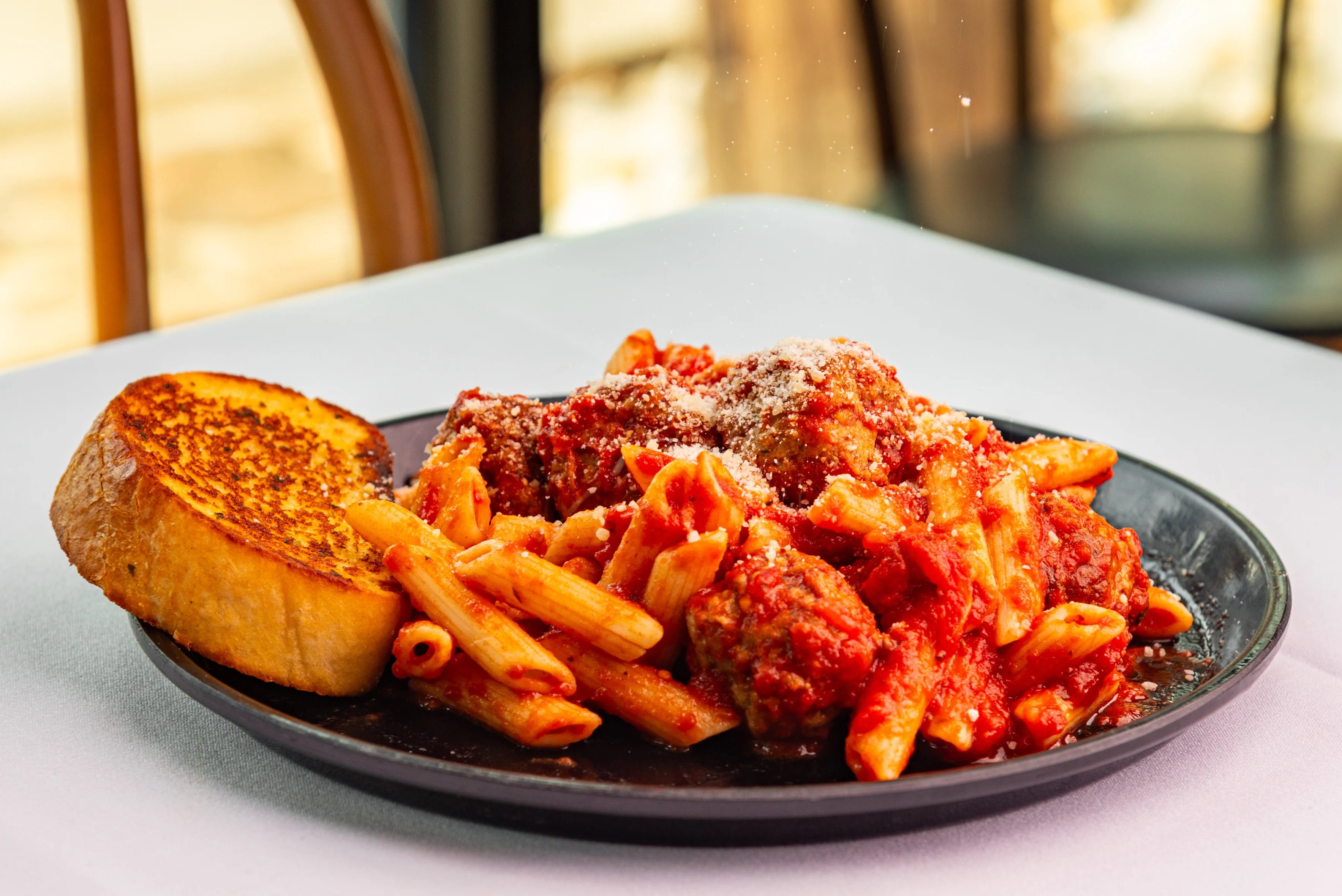 Classic Italian spaghetti and meatballs with garlic bread