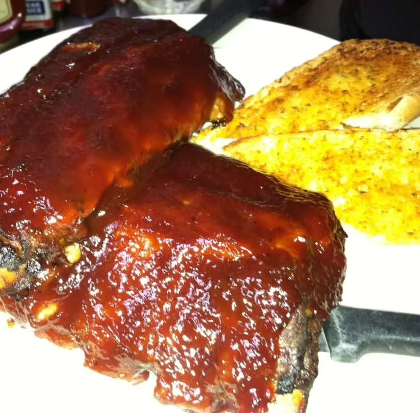 BBQ ribs glazed with sauce served with toasted bread