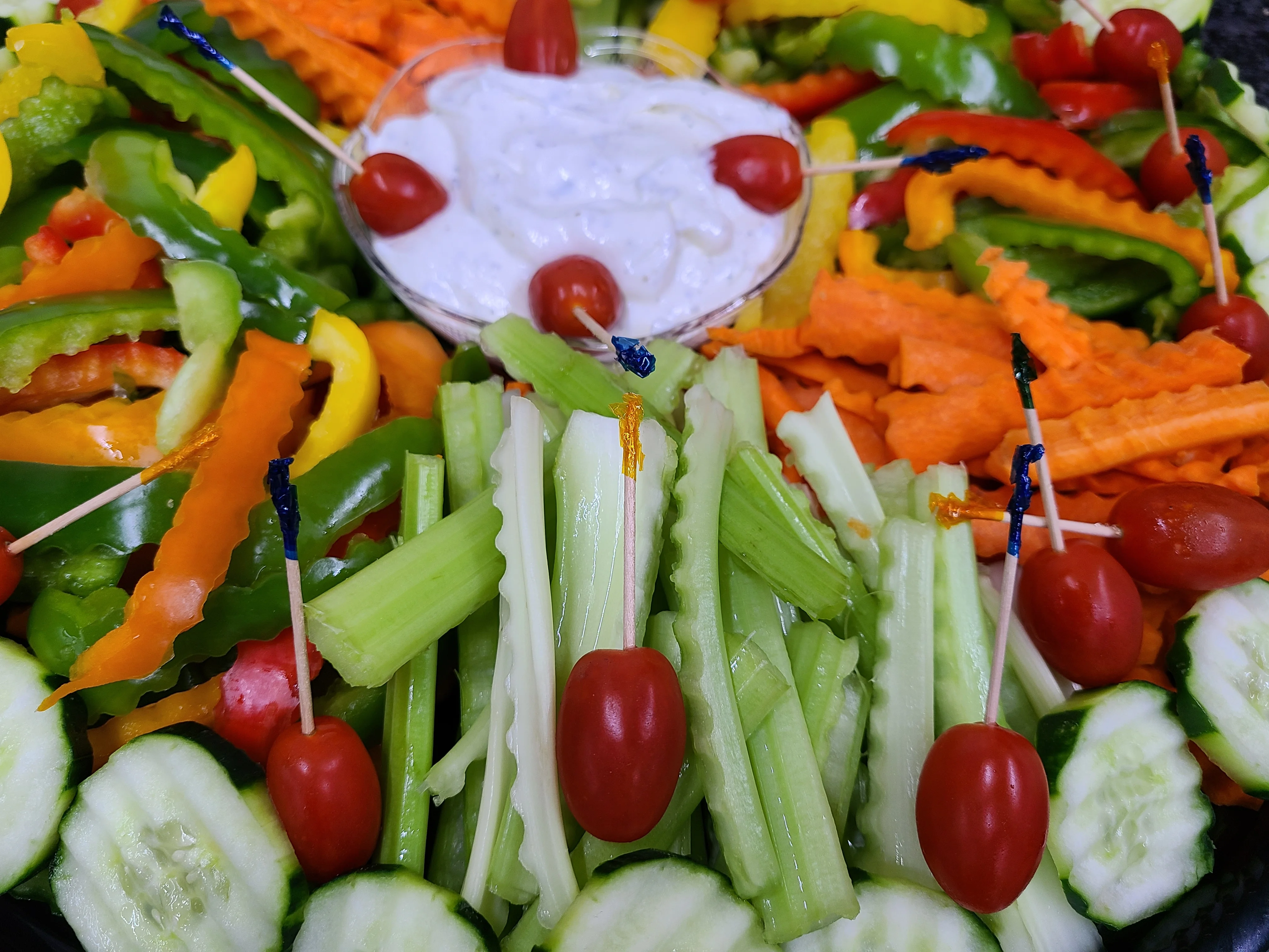 Colorful vegetable platter with dip, perfect for parties and gatherings