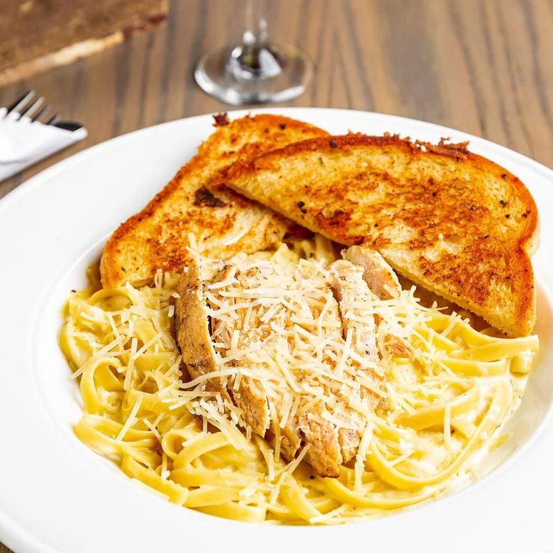 Creamy fettuccine alfredo with grilled chicken and garlic toast
