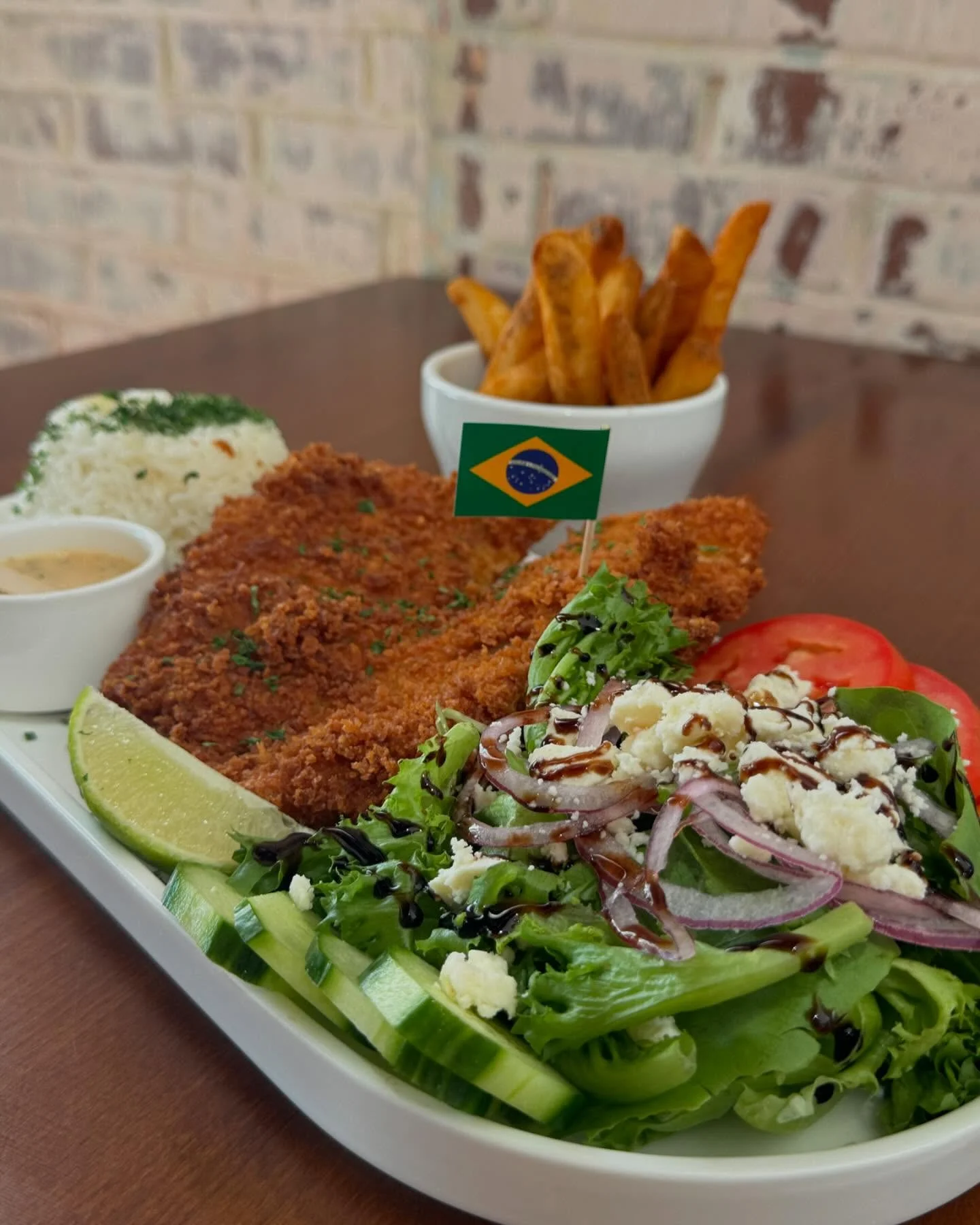 Brazilian filé à milanesa with salad and sweet potato fries