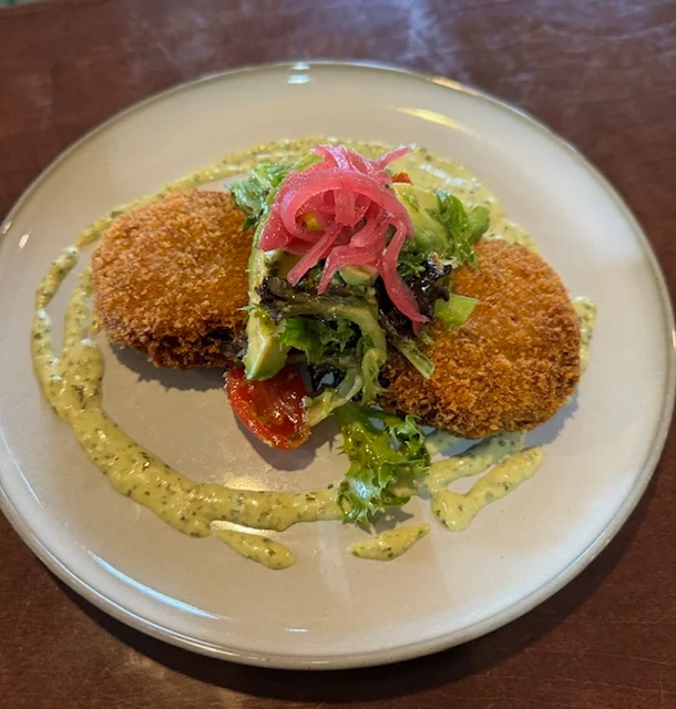 Crispy croquettes with salad and sauce