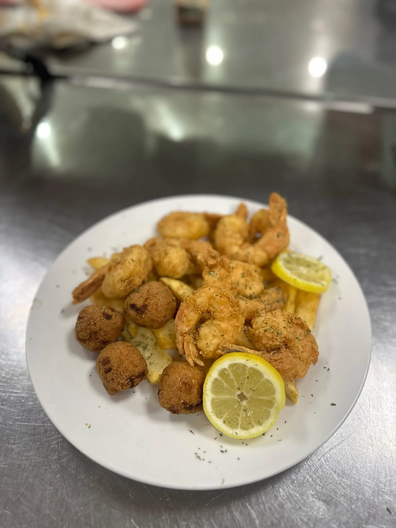 Southern fried shrimp platter with lemon