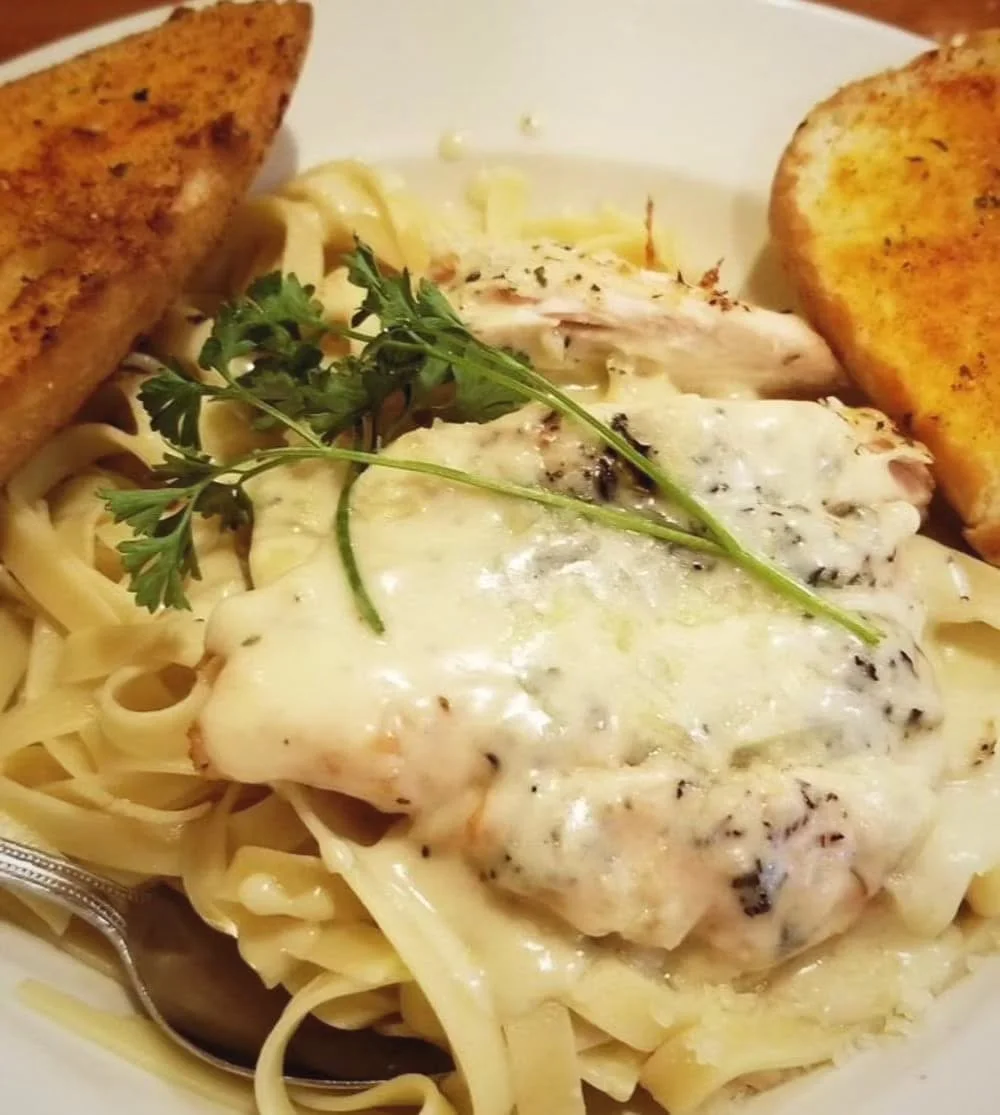 Creamy fettuccine alfredo with grilled chicken and garlic bread