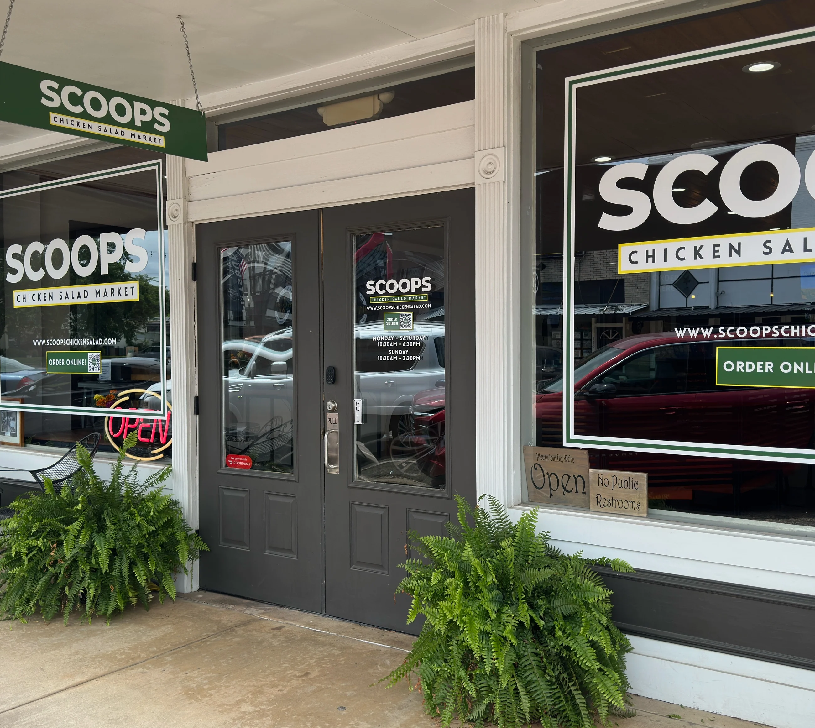 Fresh chicken salads, smoothies, fruit and macaroni salads, and assorted breads from Scoops Chicken Salad Market – serving Pittsburg, Mount Pleasant, Longview, Camp County, Newsome, Leesburg, and Center Point, Texas.