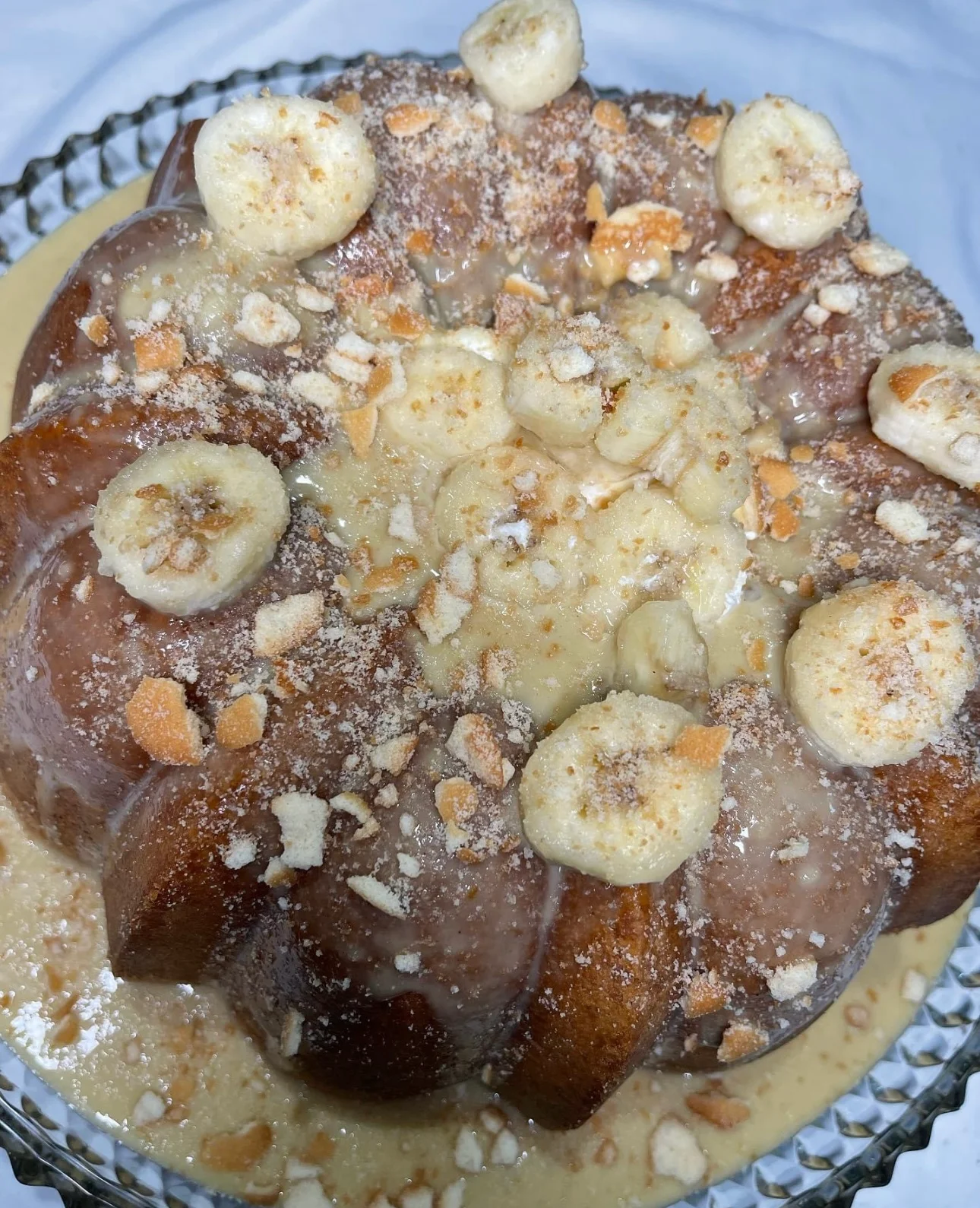 Banana pudding cake with vanilla sauce