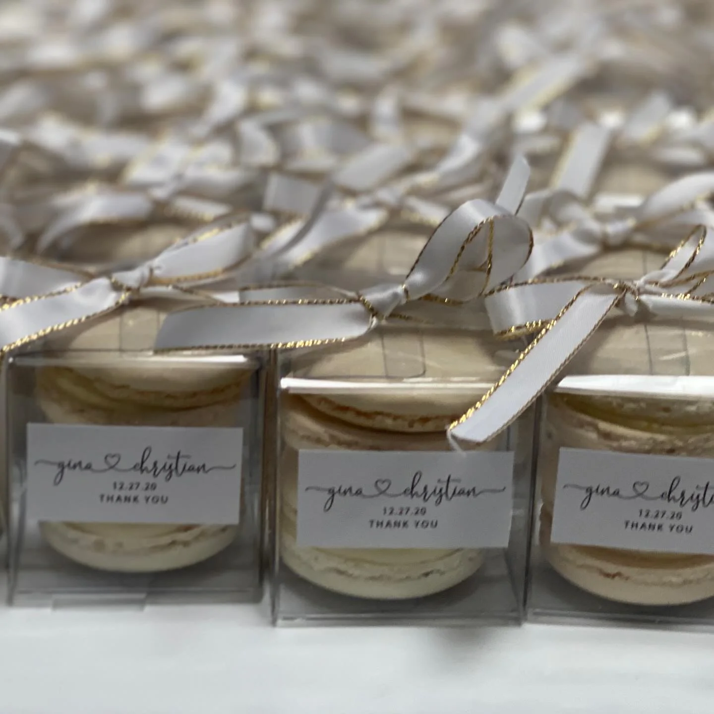 Elegant wedding favors with macarons in clear boxes