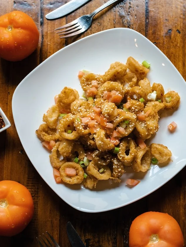 Crispy calamari served with sesame and fresh toppings
