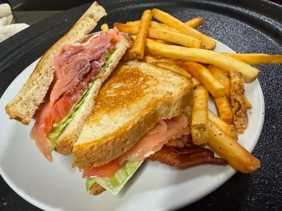 SMOKED SALMON BLT