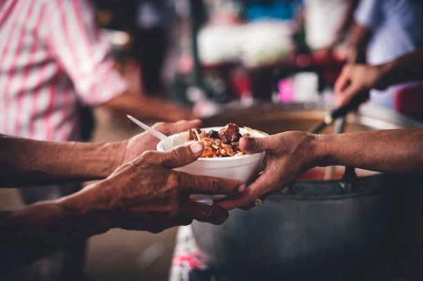 Serving traditional Thai khao soi in a bustling market