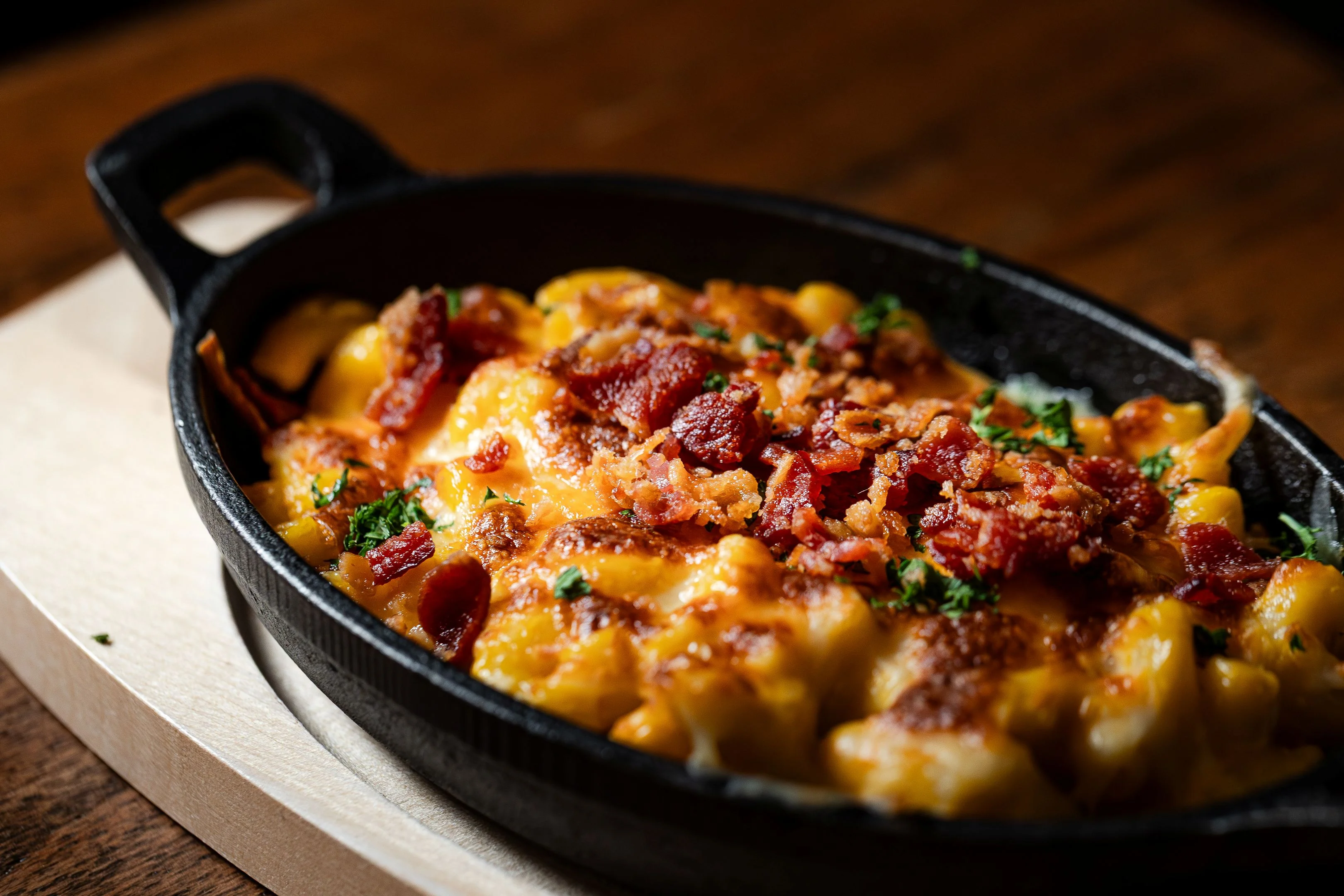 Cheesy baked macaroni and cheese with crispy bacon