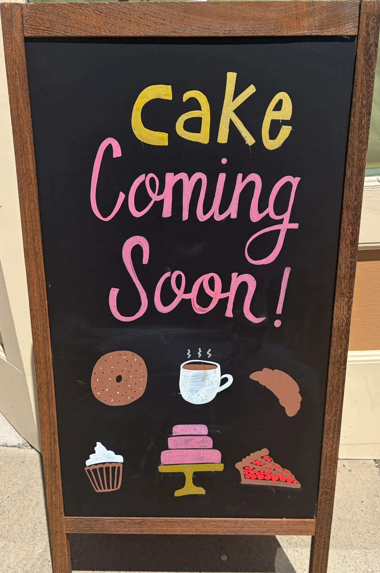Window display featuring a cake illustration and the word 'cake'.
