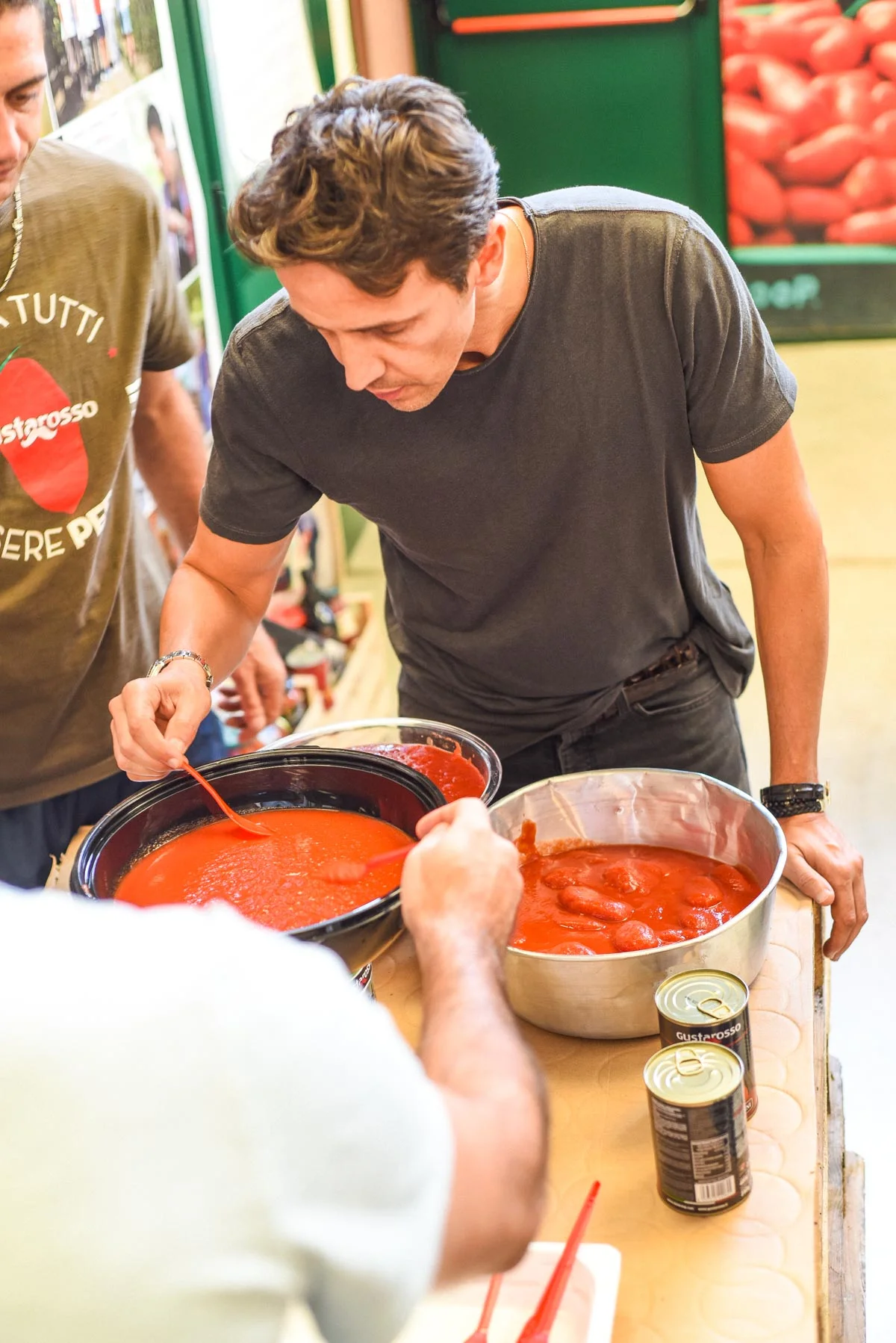 Preparing fresh tomato sauce in a culinary workshop