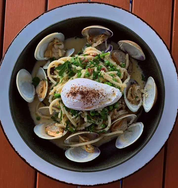 Italian spaghetti alle vongole with clams and poached egg