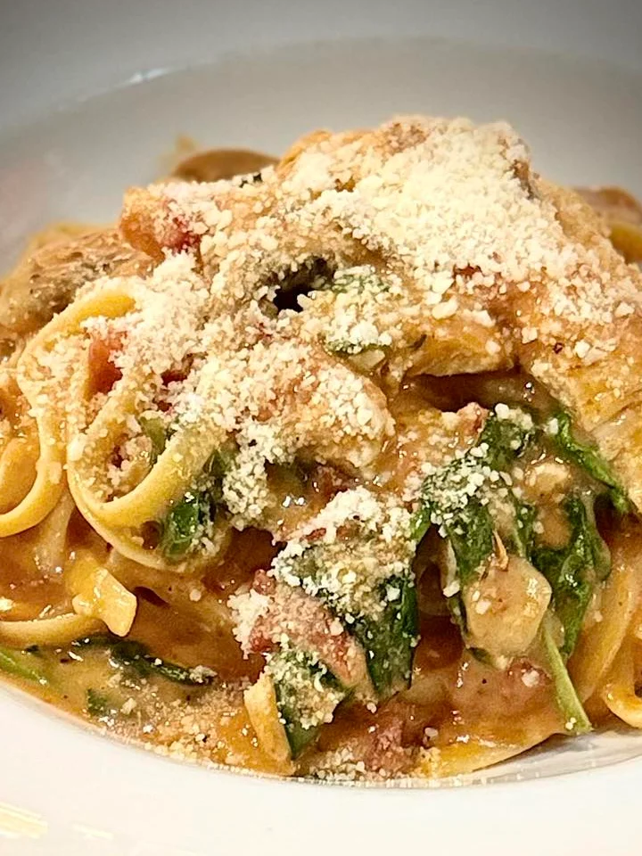 Creamy fettuccine Alfredo with spinach and cheese