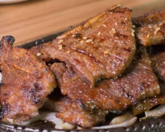 Sizzling Korean bulgogi served on a hot plate