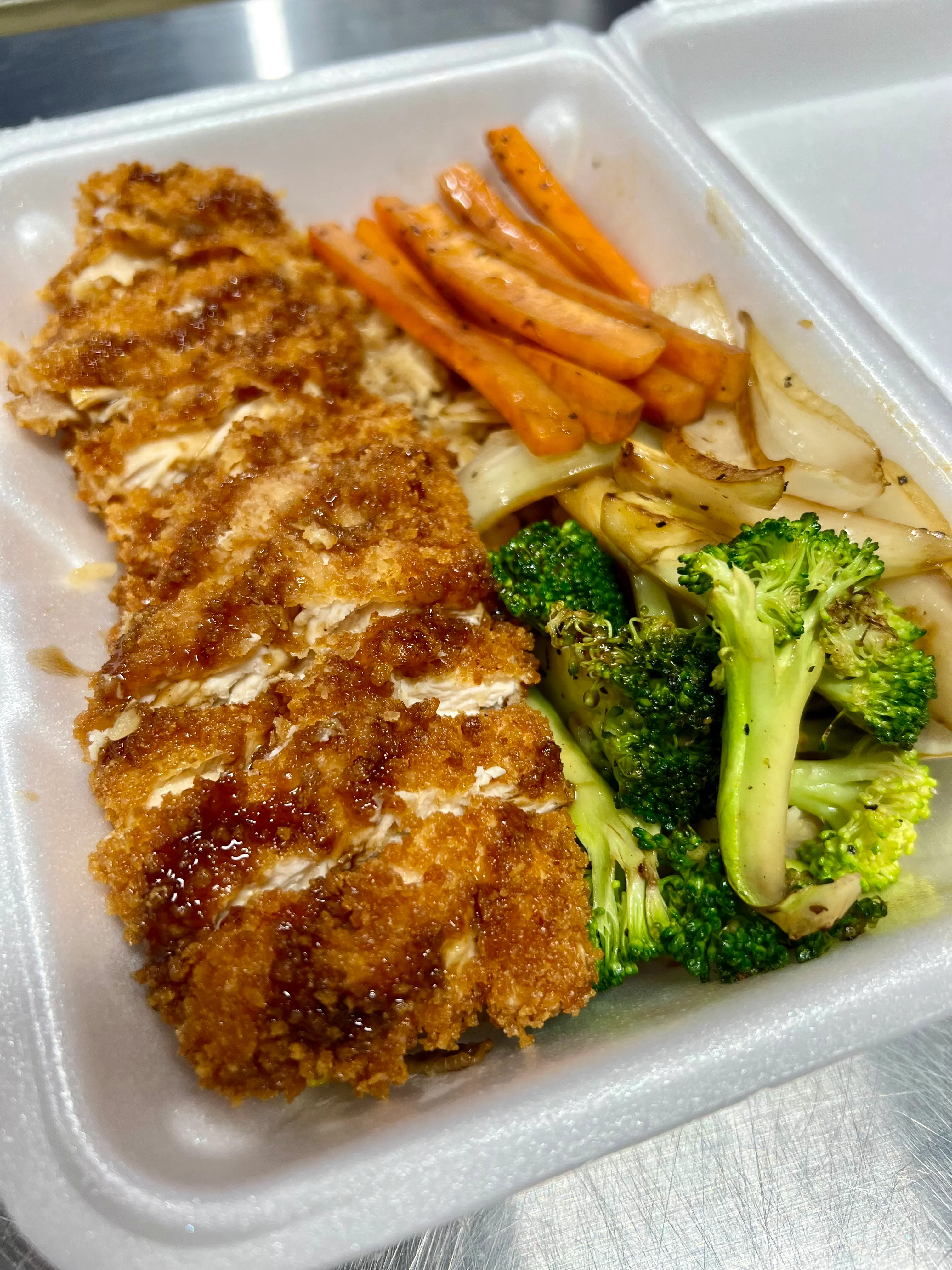 Crispy Japanese chicken katsu with vegetables