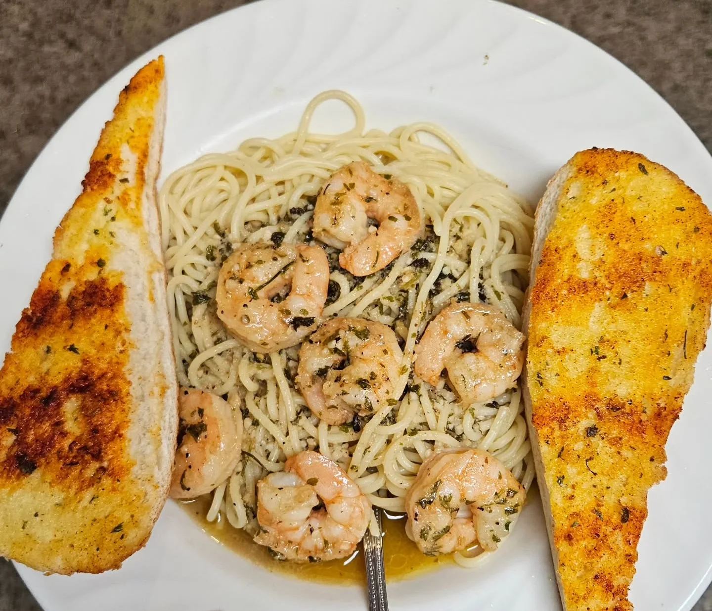 Shrimp scampi pasta with garlic bread