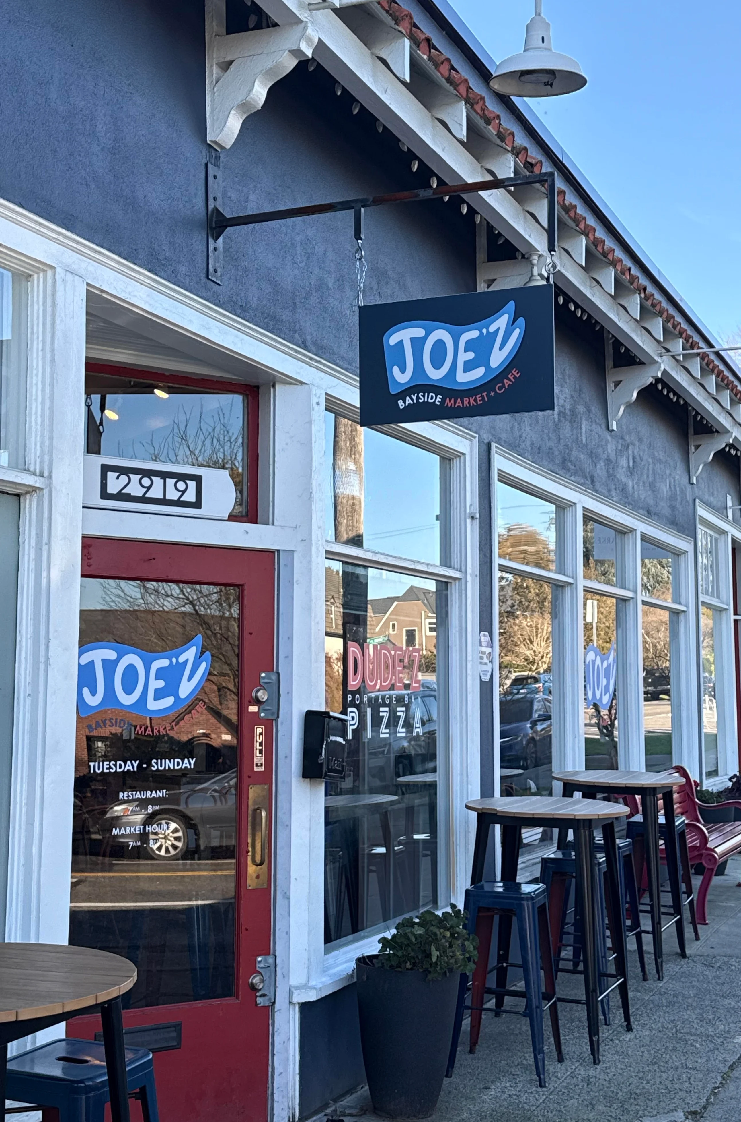 Front of Joe'z Bayside Market & Cafe