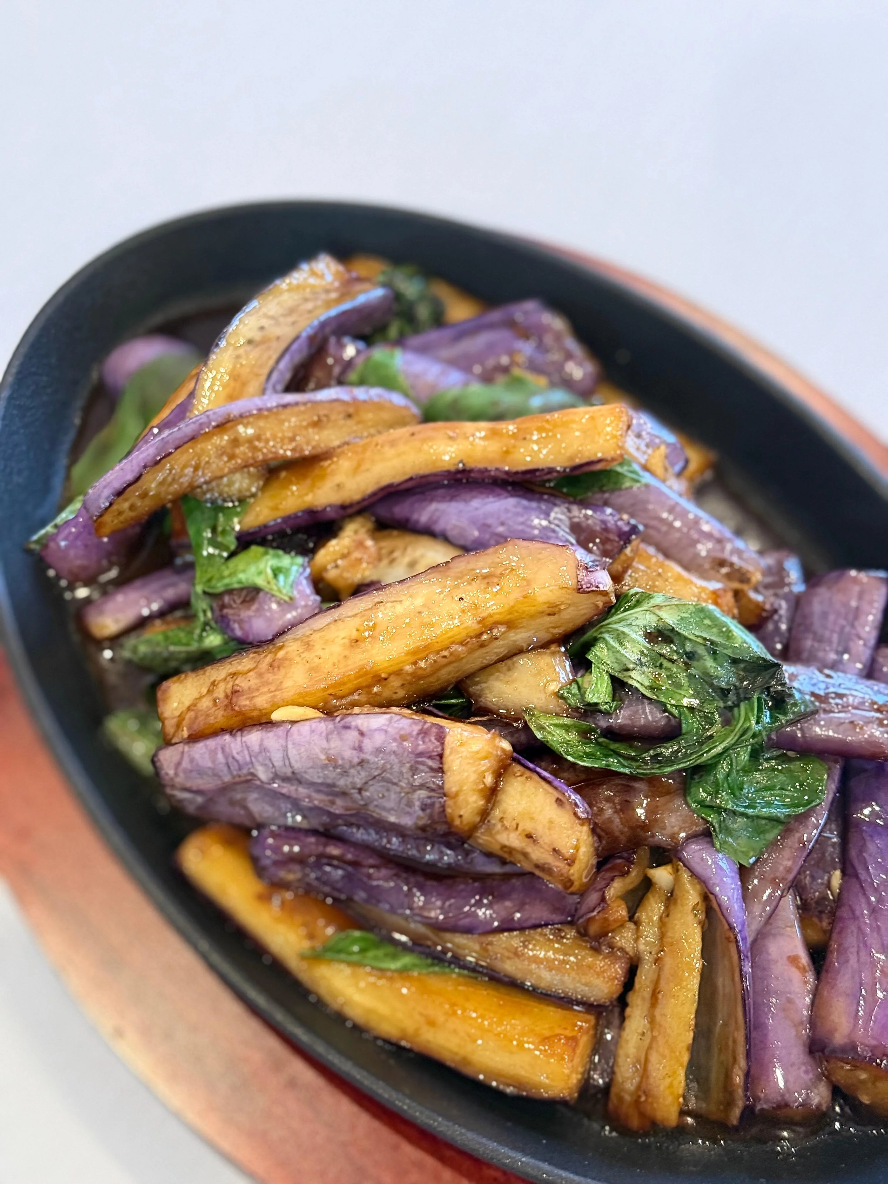 V10 铁板九层塔茄子 Sizzling Eggplant with Basil