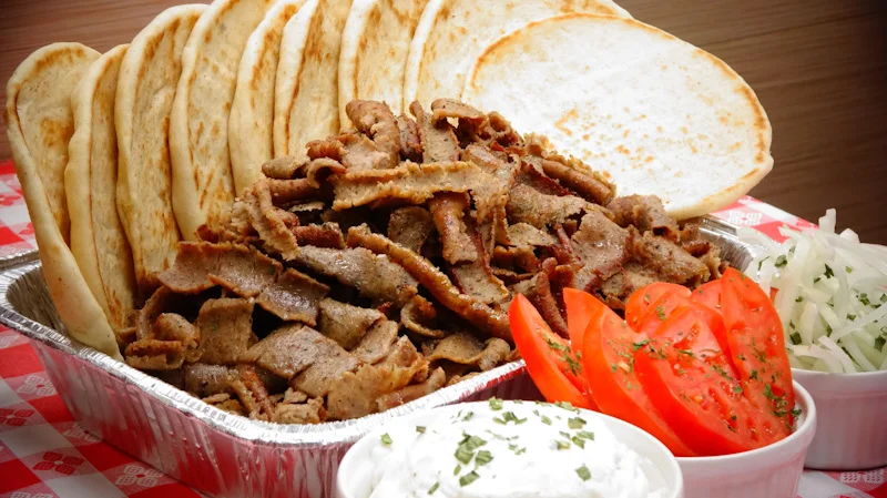Delicious Mediterranean döner kebab served with pita and fresh vegetables