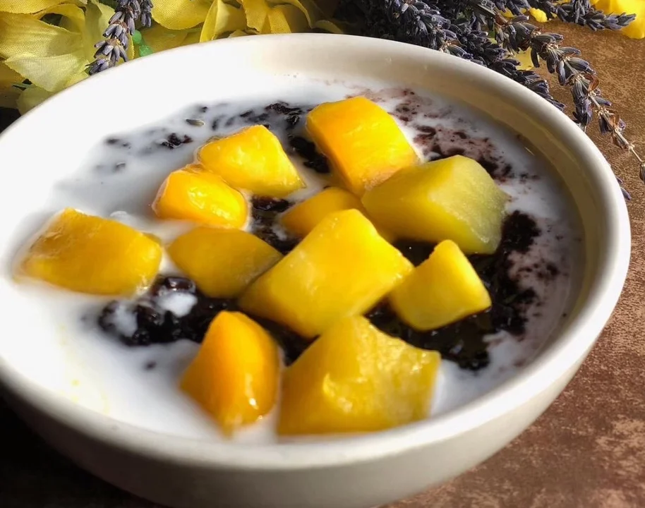 Black Sticky Rice Pudding with Mango