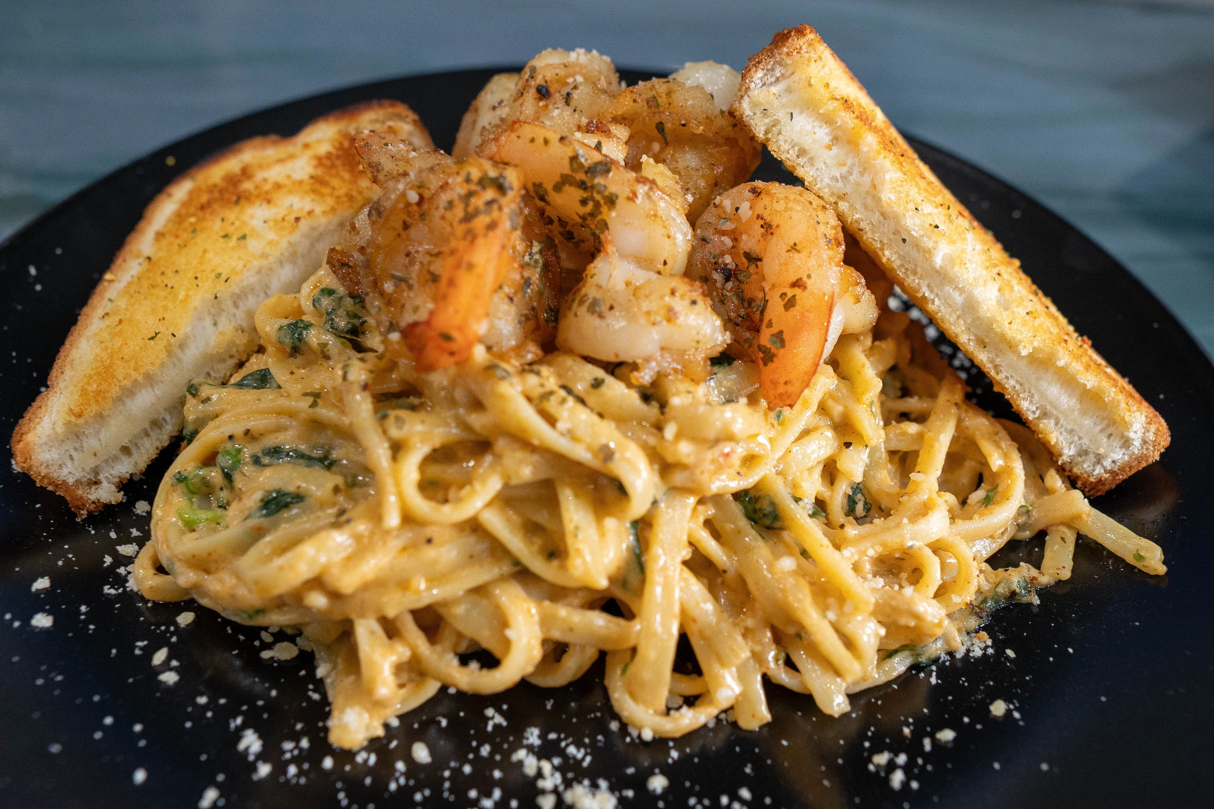 Shrimp fettuccine Alfredo with garlic toast