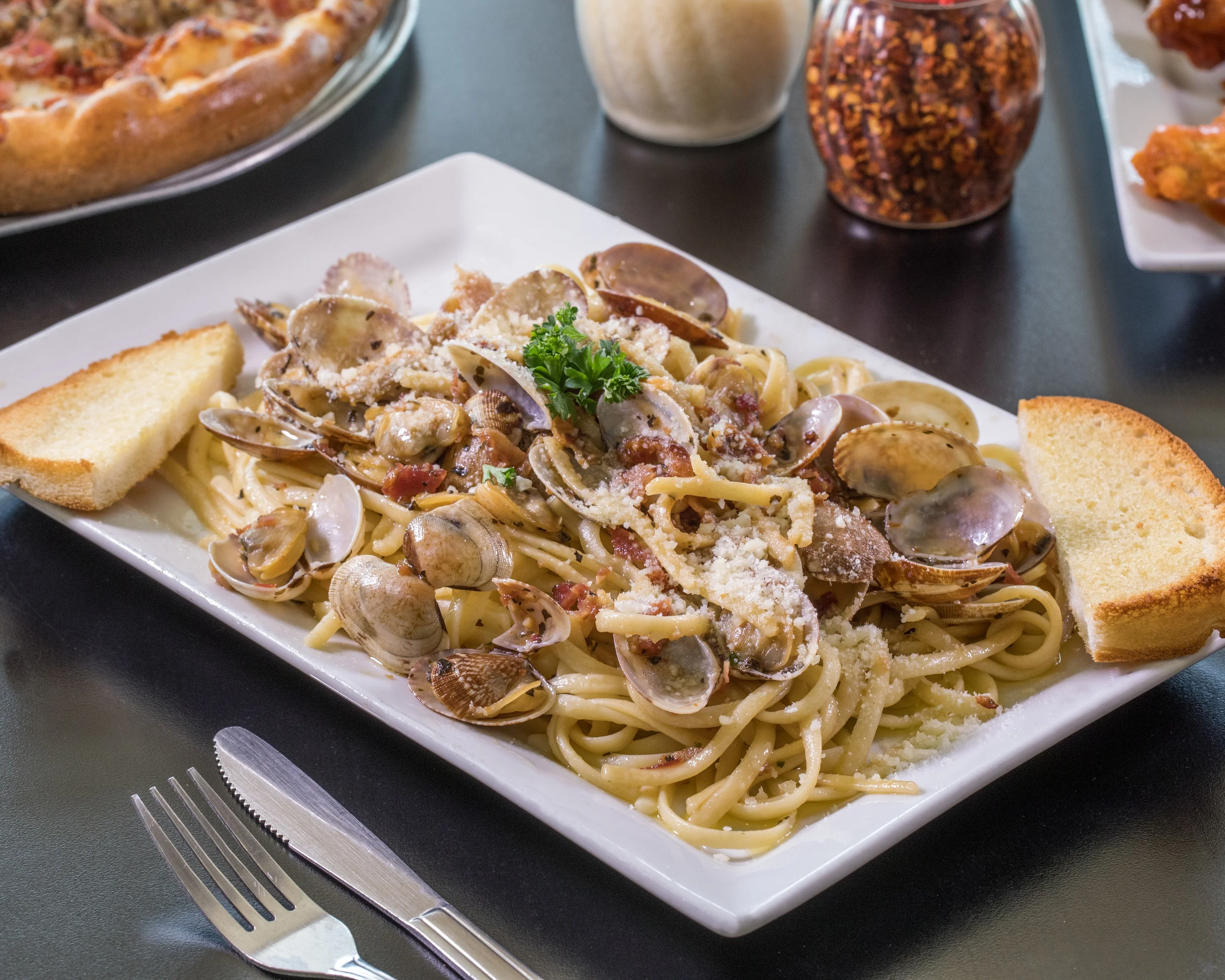 Linguine alle vongole with clams and garlic
