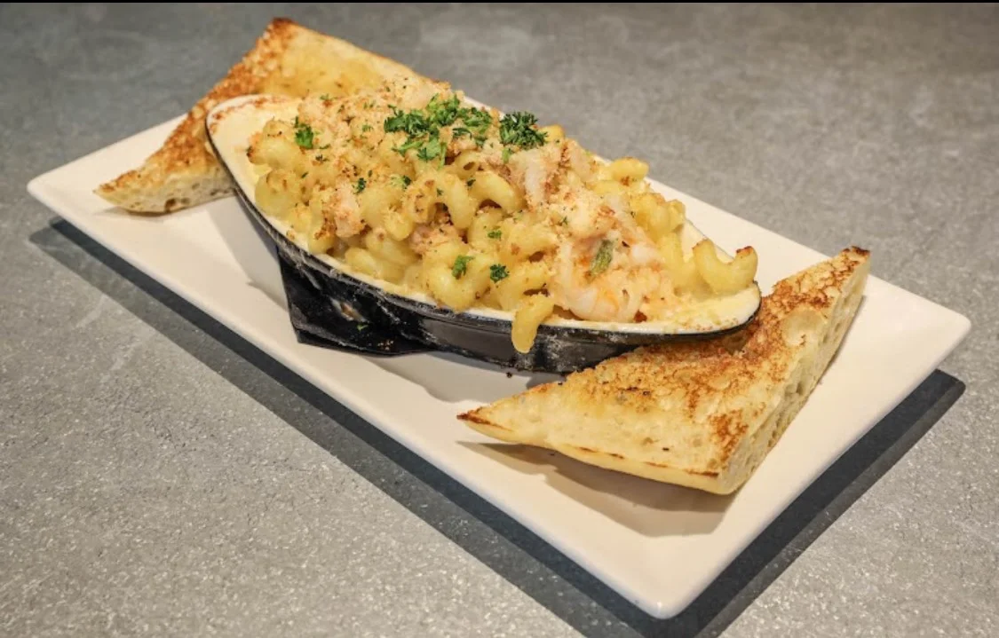 Baked macaroni and cheese with shrimp