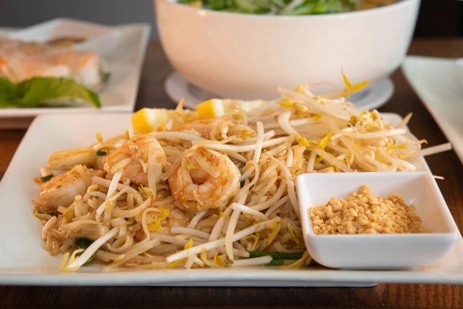 Shrimp pad thai served with bean sprouts and crushed peanuts