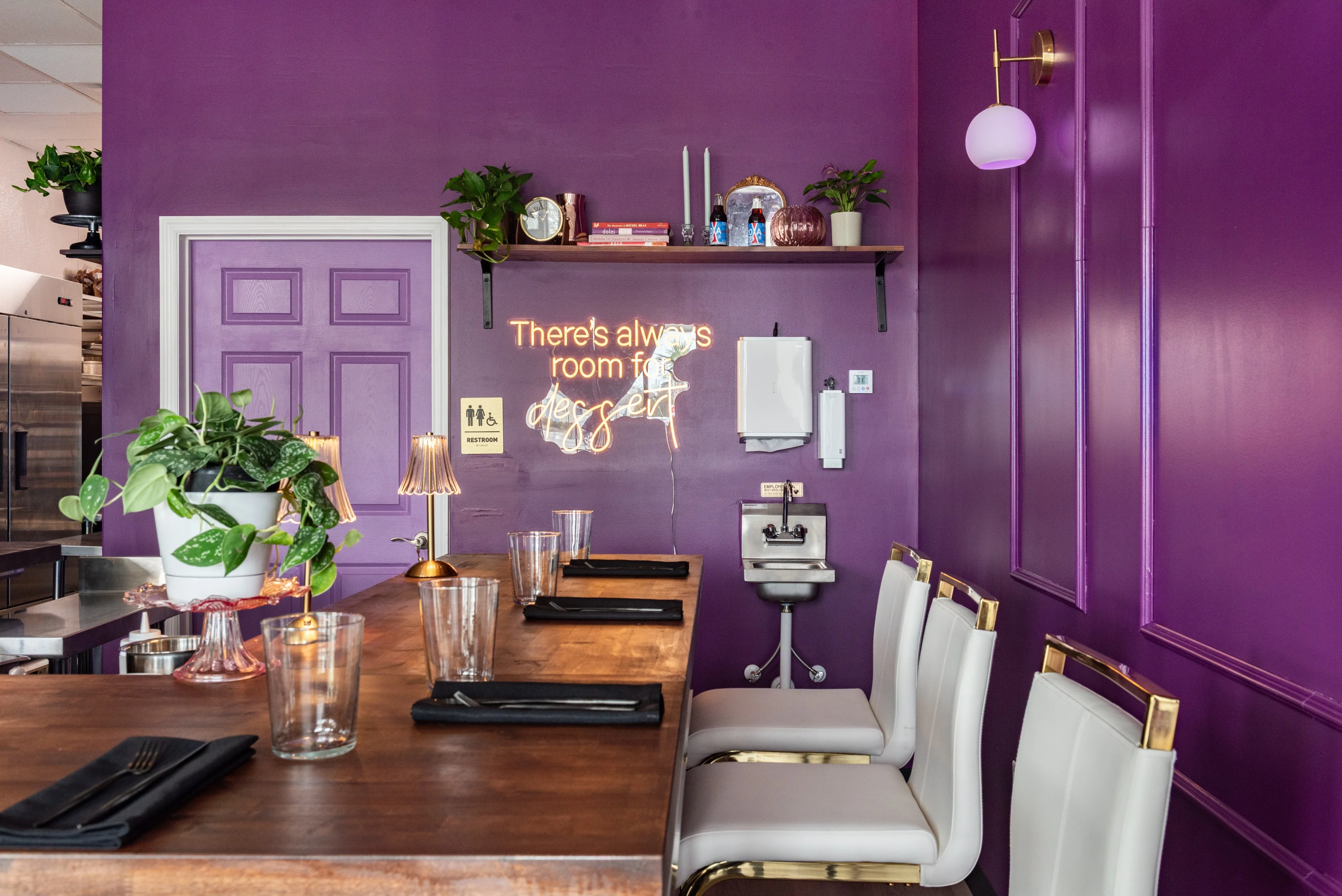 Vibrant restaurant banner showcasing delicious food and inviting atmosphere.