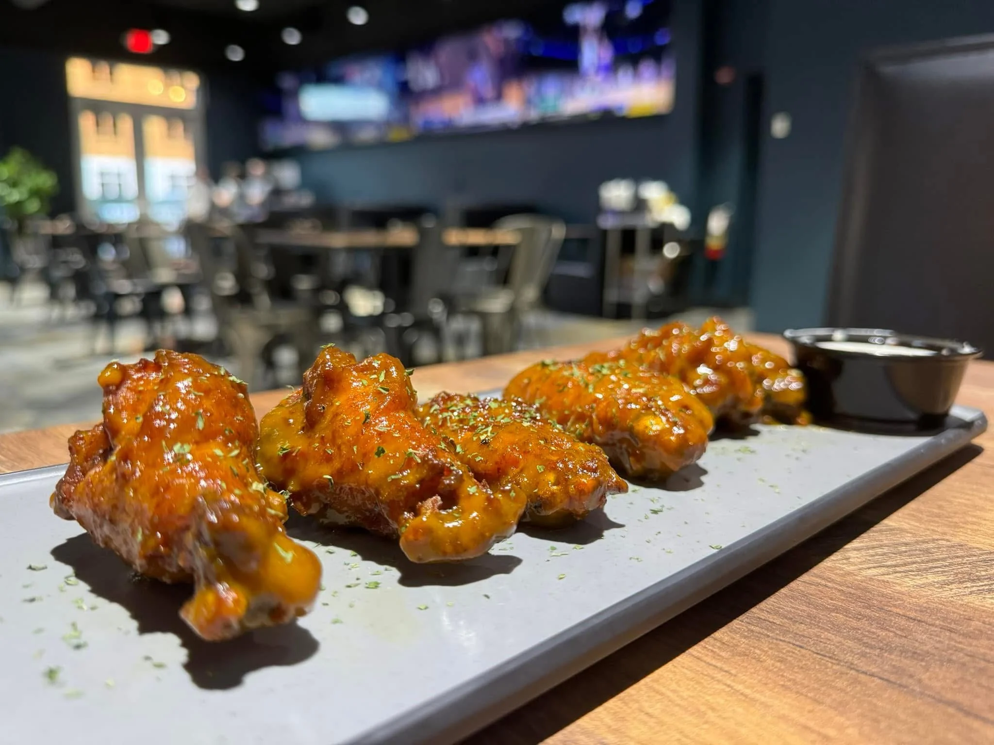 Crispy buffalo chicken wings with sauce