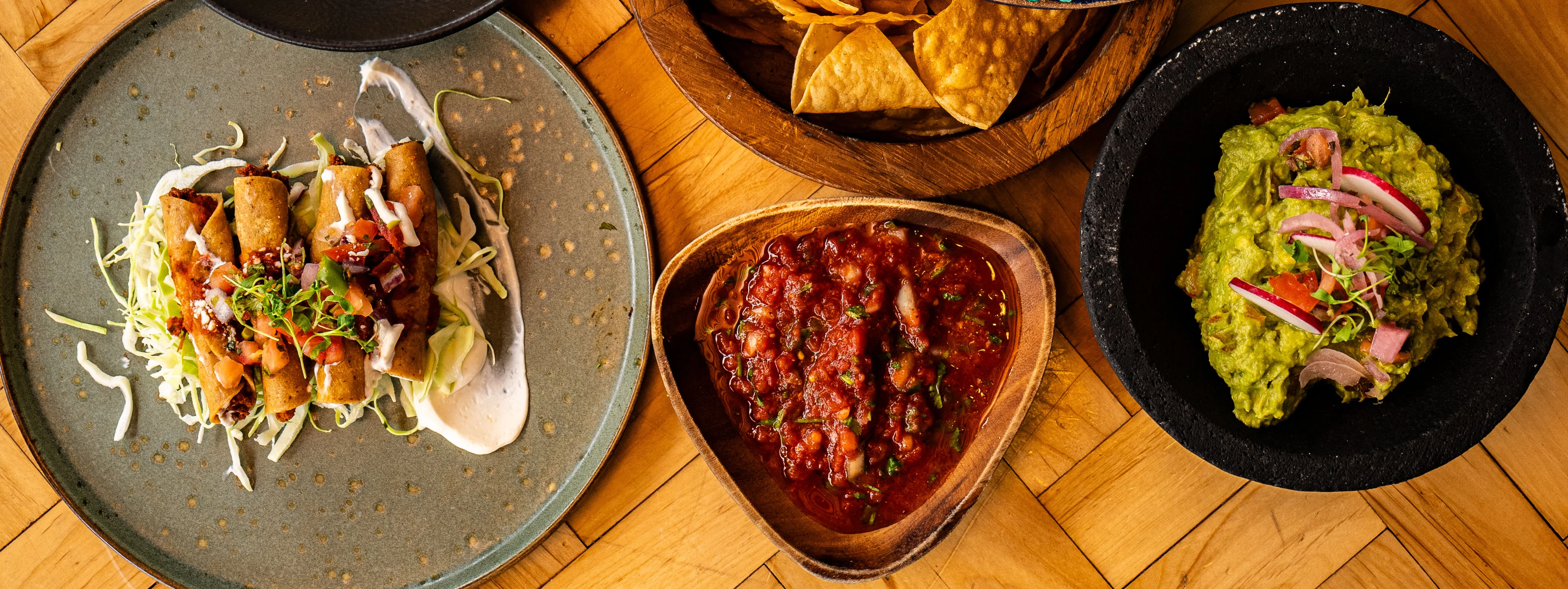 Taquitos de papa, Chips and Salsa, Guacamole