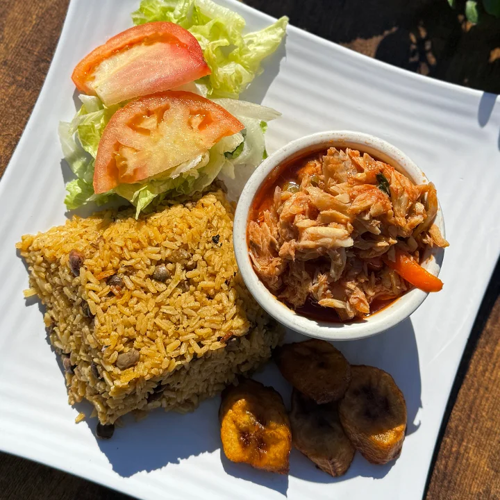 Bacalao Guisado Lunch + Free Soda