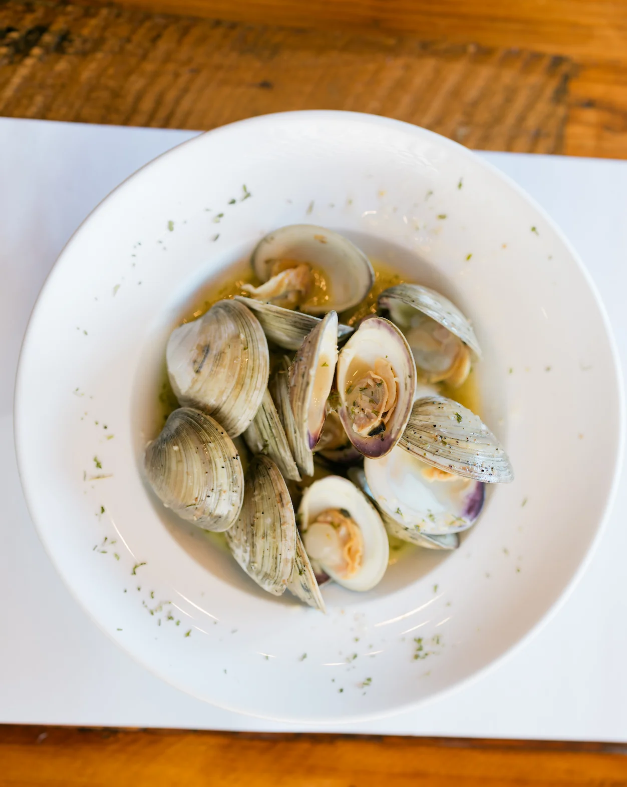 Steamed clams in garlic butter sauce