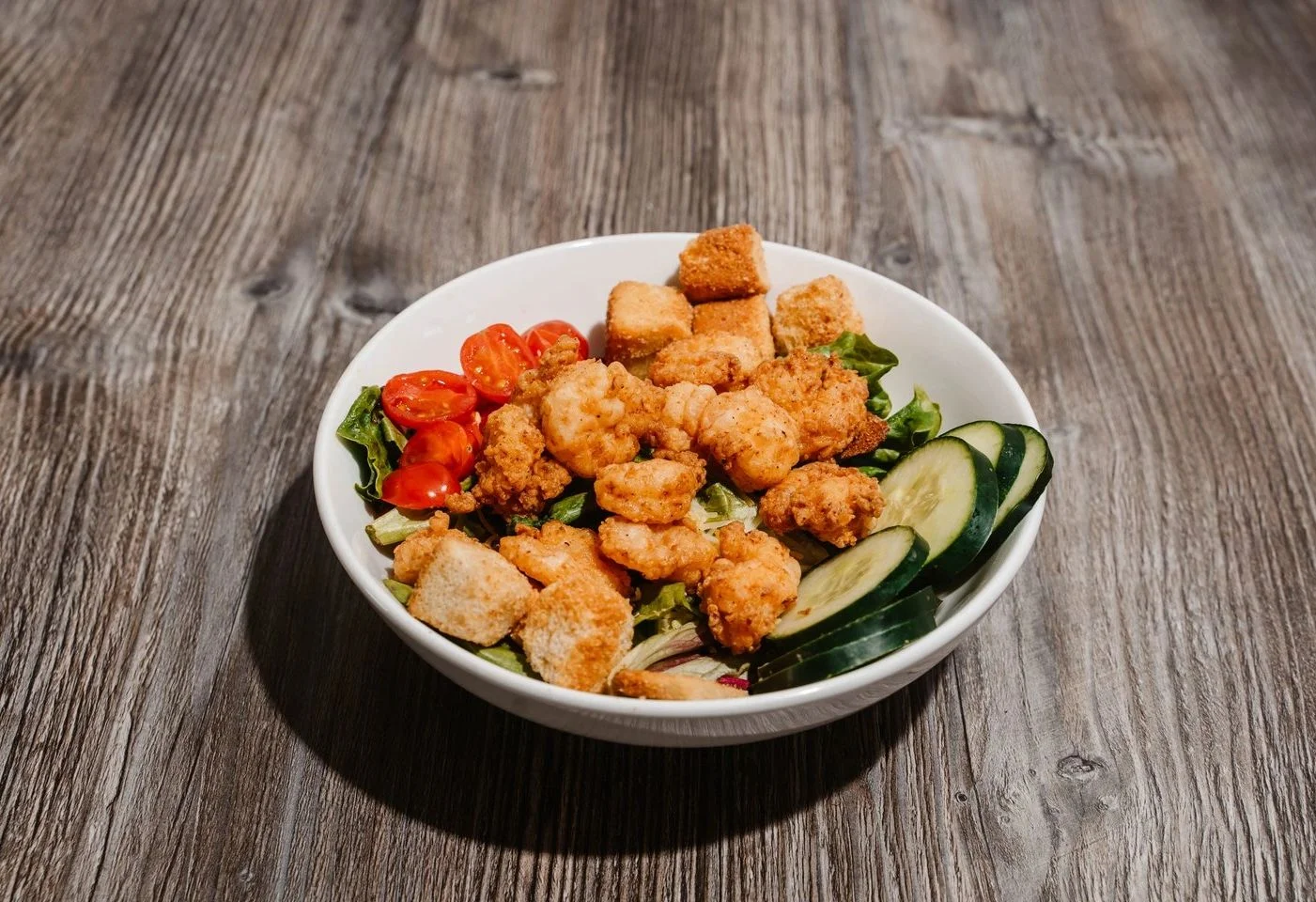 Crispy shrimp salad with fresh vegetables
