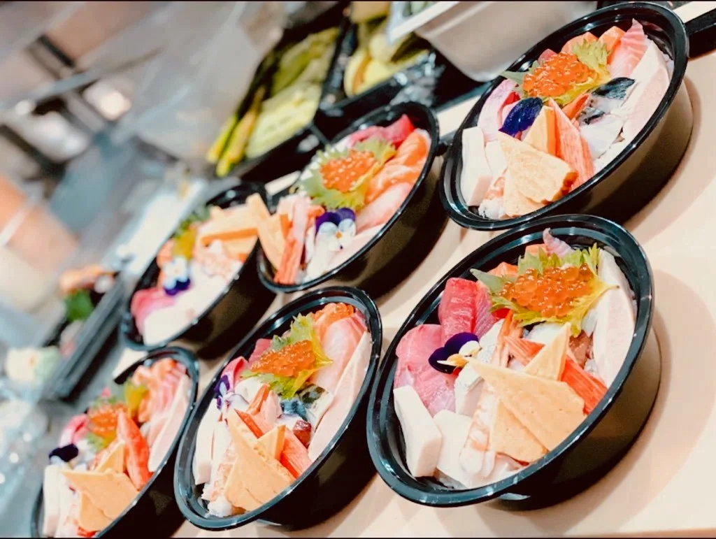 Japanese chirashi sushi bowls with assorted seafood