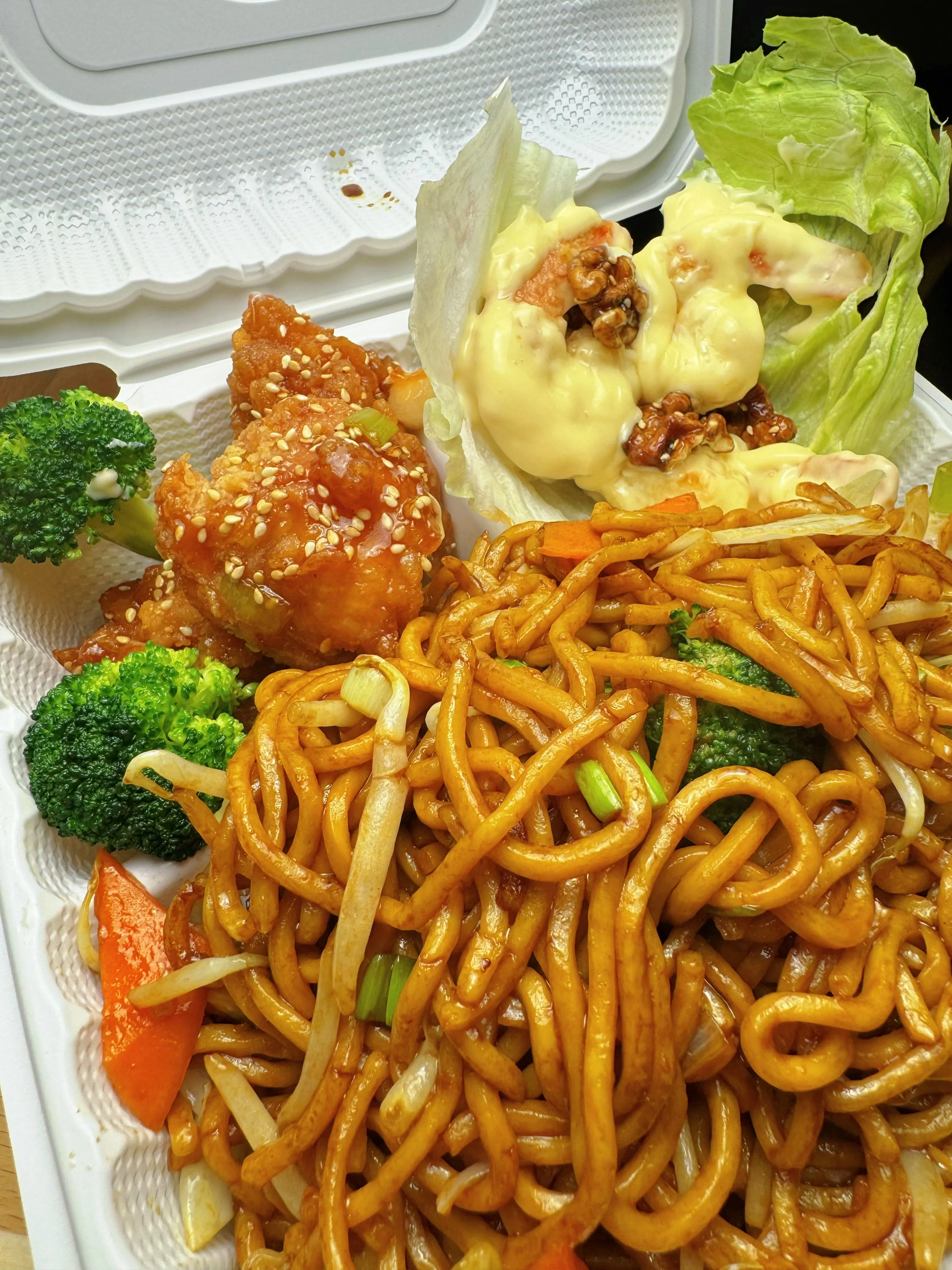 双喜牛撈面 Sesame Chicken & Walnut Salad Prawn with Beef Chow Mein