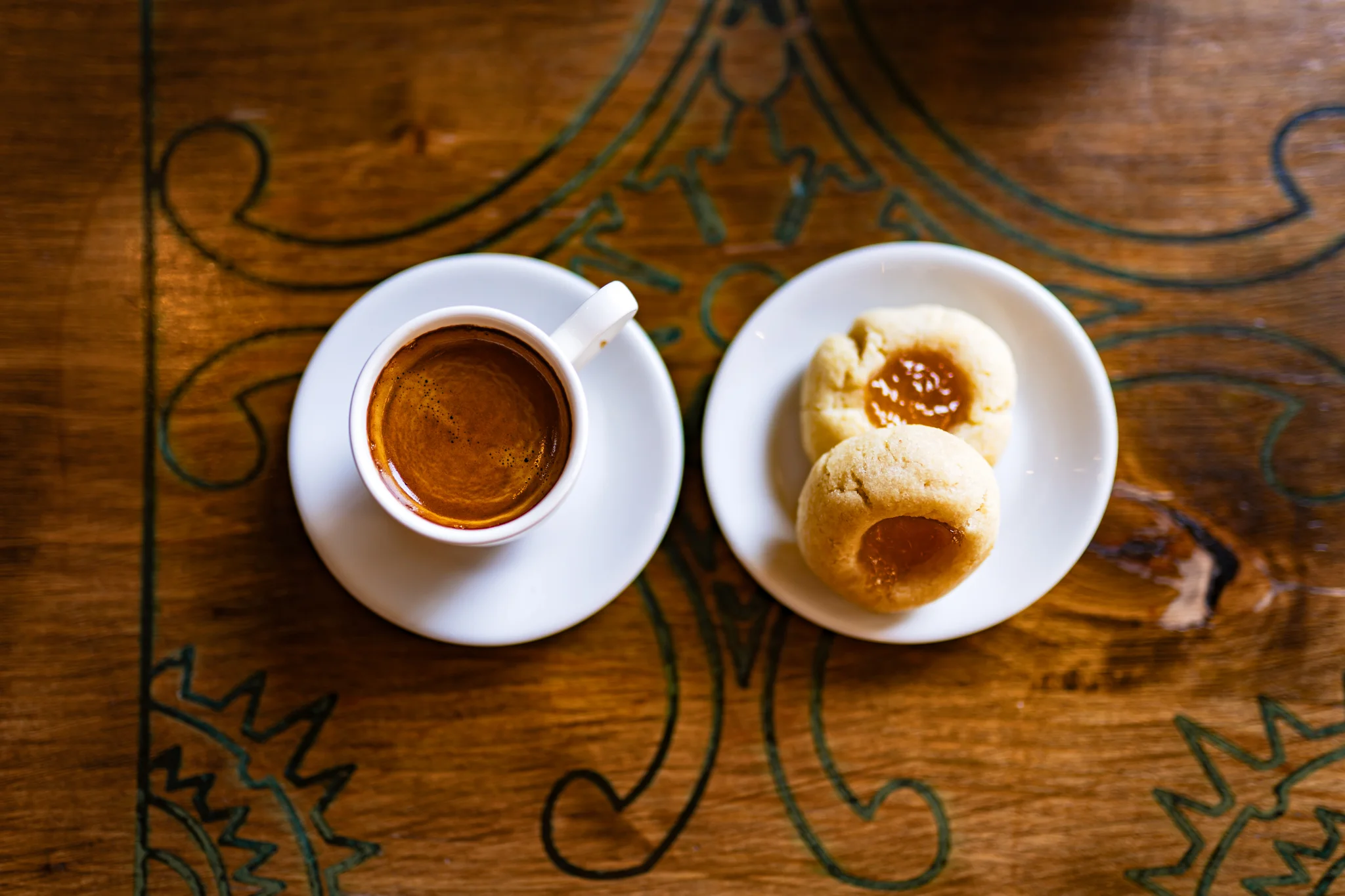 Turkish coffee served with traditional cookies