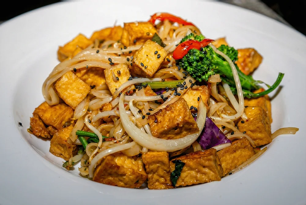 Stir-fried tofu with rice noodles and vegetables