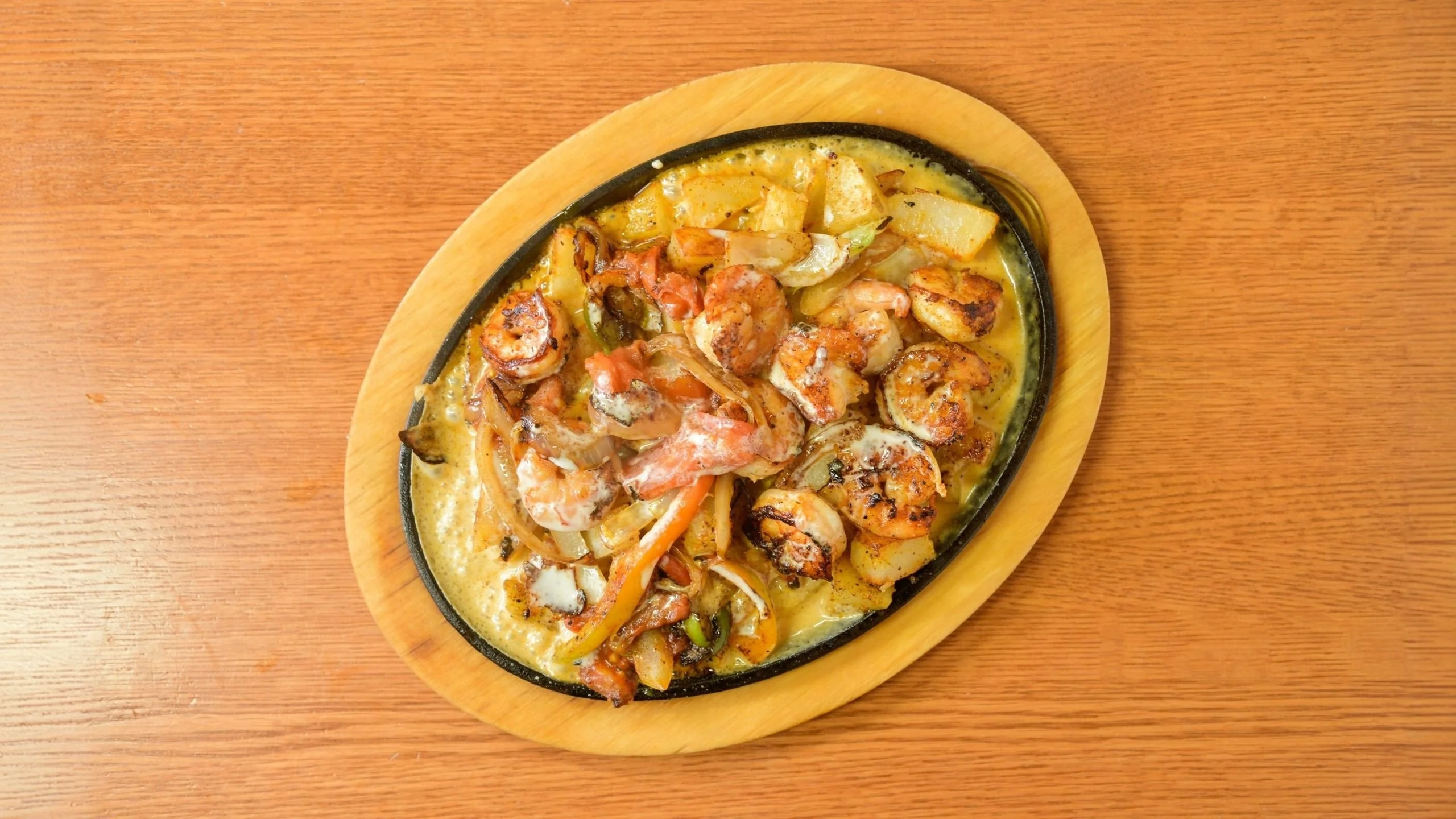 Sizzling shrimp fajitas served on a hot skillet