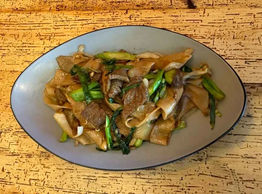 Stir-fried beef chow fun with vegetables