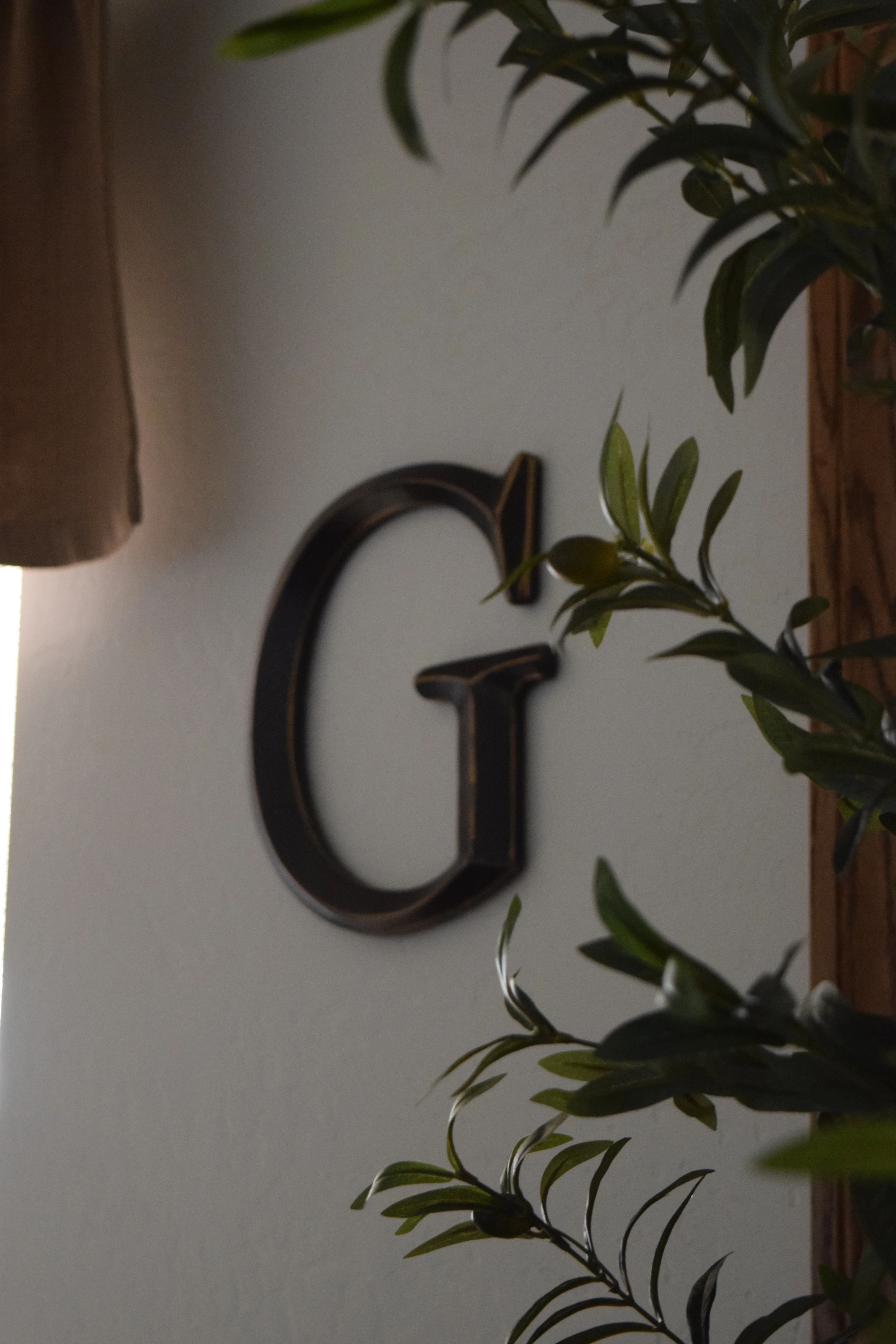 Stylish restaurant decor featuring a letter 'G' and greenery